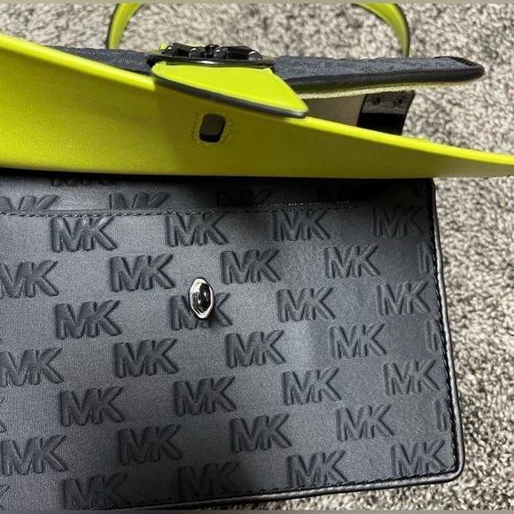 New Michael Kors Greenwich black/green crossbody - Picture 3 of 6